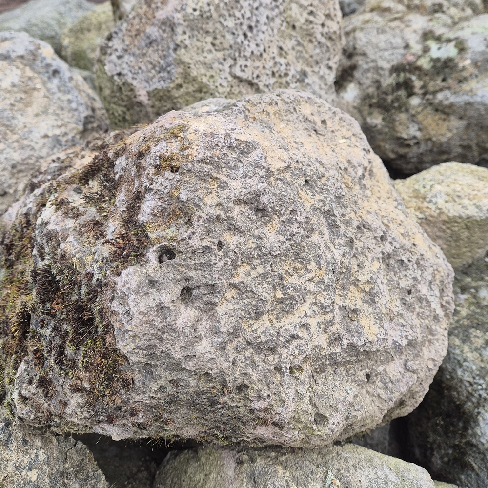 Tuffstein Mauersteine antik handlich behauen
